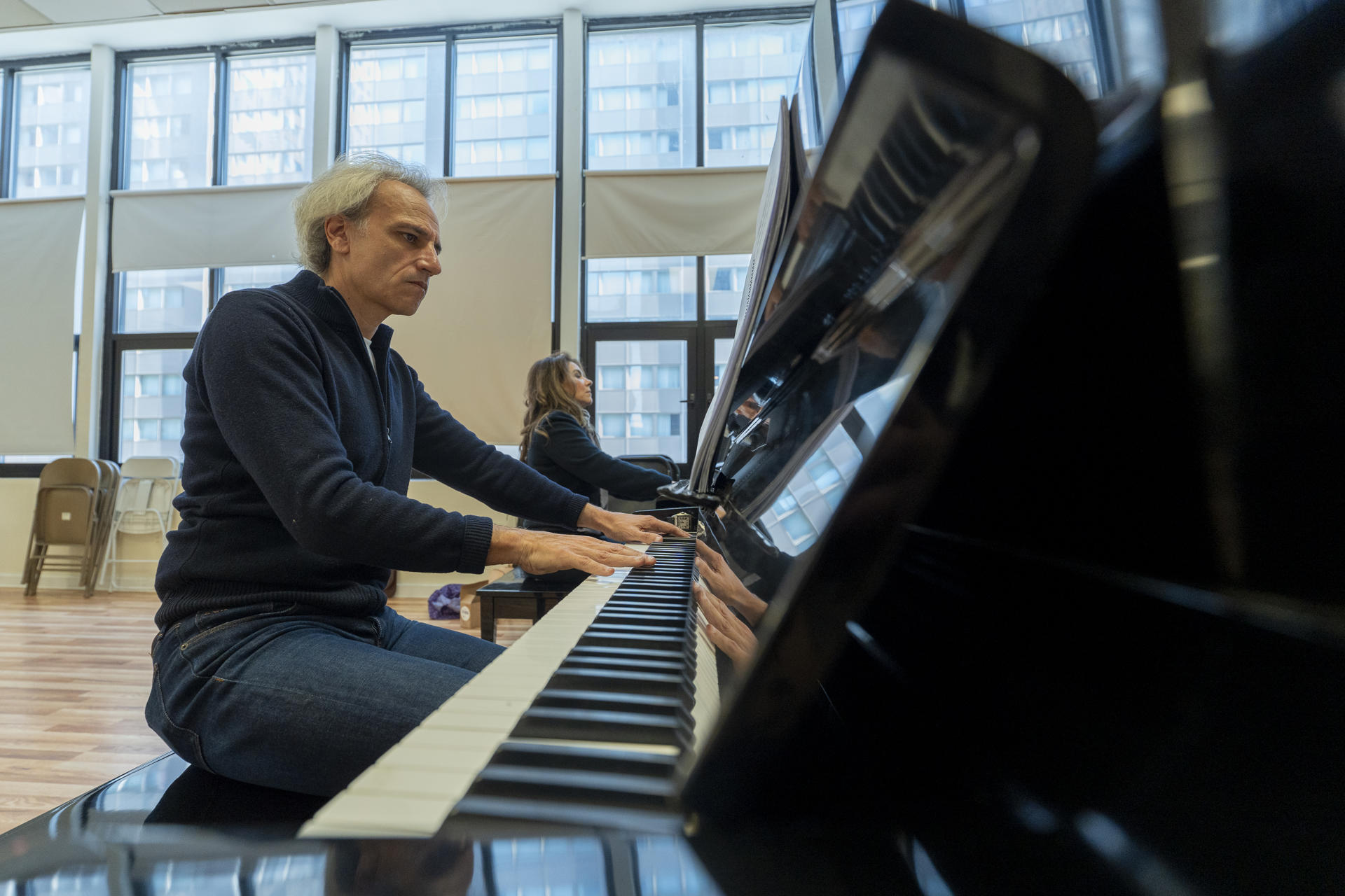 El compositor y director de orquesta español, Pedro Halffter, toca piano durante un ensayo para la presentación de la opera Klara, de la cual es autor, este miércoles en Nueva York (Estados Unidos). EFE/ Angel Colmenares
