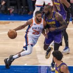 Mikal Bridges (i) de los Knicks recibe la marca del astro de los Lakers, LeBron James, quien este sábado aportó 33 puntos y un triple-doble a la victoria de su equipo por 112-128 en el Madison Square Garden de Nueva York. EFE/ Angel Colmenares