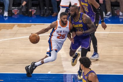 Mikal Bridges (i) de los Knicks recibe la marca del astro de los Lakers, LeBron James, quien este sábado aportó 33 puntos y un triple-doble a la victoria de su equipo por 112-128 en el Madison Square Garden de Nueva York. EFE/ Angel Colmenares