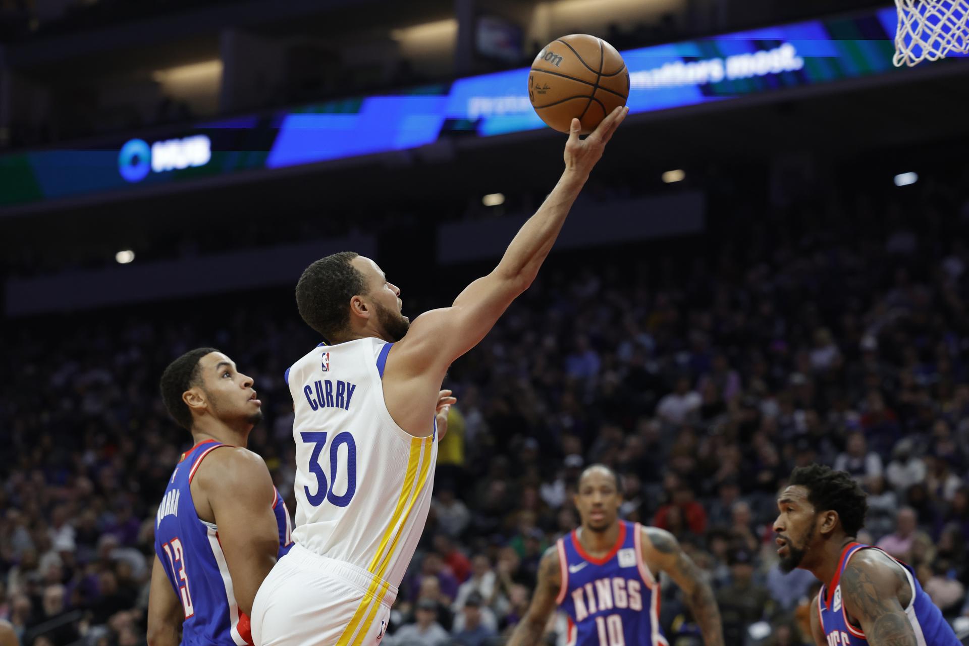 Stephen Curry (c) de los Golden State Warriors lanza a la cesta de los Sacramento Kings. EFE/JOHN G. MABANGLO
