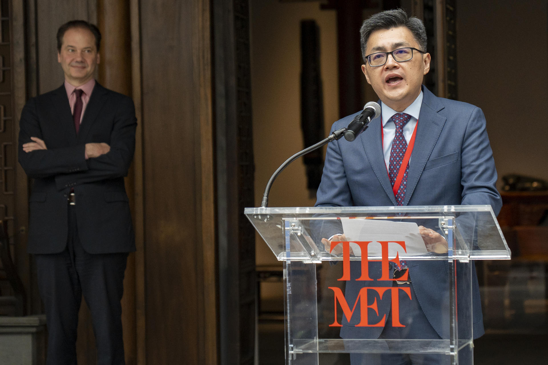 El Curador de Arte Chino, Pengliang Lu, habla durante la presentación de la exposición 'Recasting the Past: The Art of Chinese Bronzes 1100-1900' este jueves, en Nueva York (Estados Unidos). EFE/ Angel Colmenares
