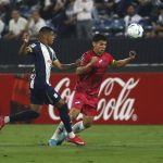 Kevin Quevedo (i) anotó un doblete con Alianza Lima en el triunfo ante el Nacional. En la foto, disputa un balón con Claudio Núñez en el estadio Alejandro Villanueva. EFE/ Martín Fonseca