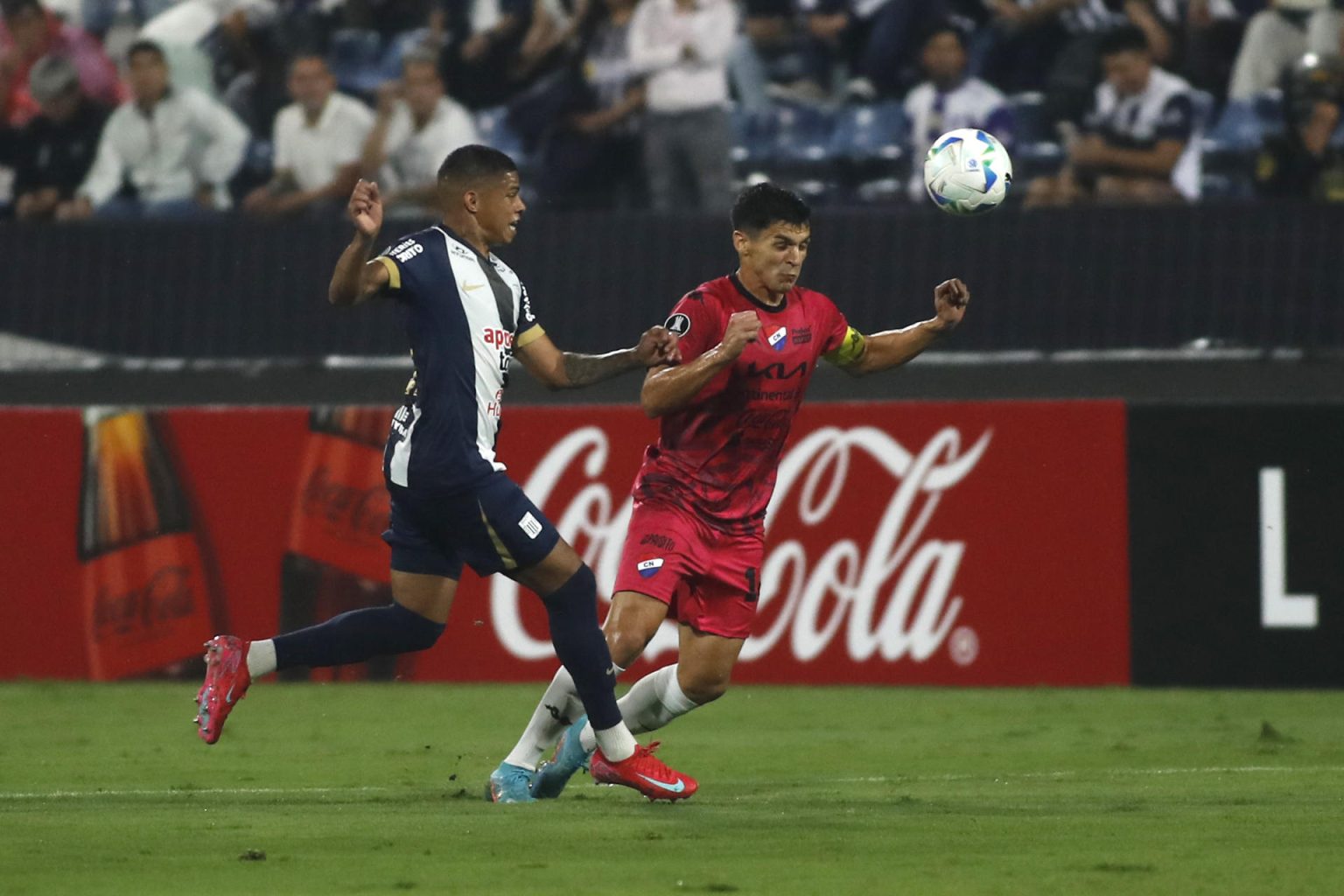 Kevin Quevedo (i) anotó un doblete con Alianza Lima en el triunfo ante el Nacional. En la foto, disputa un balón con Claudio Núñez en el estadio Alejandro Villanueva. EFE/ Martín Fonseca