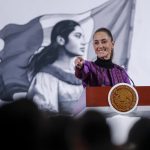 La presidenta de México, Claudia Sheinbaum, reacciona durante una rueda de prensa este jueves, en el Palacio Nacional en Ciudad de México (México). EFE/Isaac Esquivel