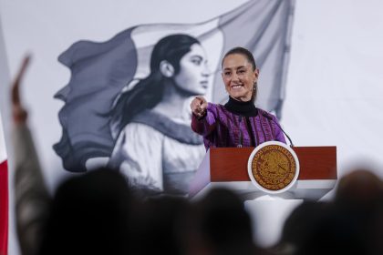 La presidenta de México, Claudia Sheinbaum, reacciona durante una rueda de prensa este jueves, en el Palacio Nacional en Ciudad de México (México). EFE/Isaac Esquivel