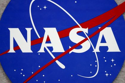 Imagen de archivo del logo de la NASA en el Centro Espacial Johnson en Houston (EEUU). EFE/AARON M. SPRECHER