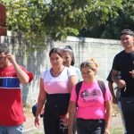 Migrantes caminan después de regresar de la Comisión Mexicana de Ayuda a Personas Refugiadas (Comar), en espera de resolver su situación migratoria este jueves en la ciudad de Tapachula en el estado de Chiapas (México). EFE/Juan Manuel Manuel Blanco