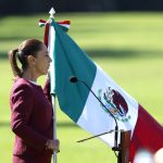 La presidenta de México, Claudia Sheinbaum, encabeza la ceremonia por el Día de la Bandera, este lunes en Ciudad de México (México). EFE/ Sáshenka Gutiérrez