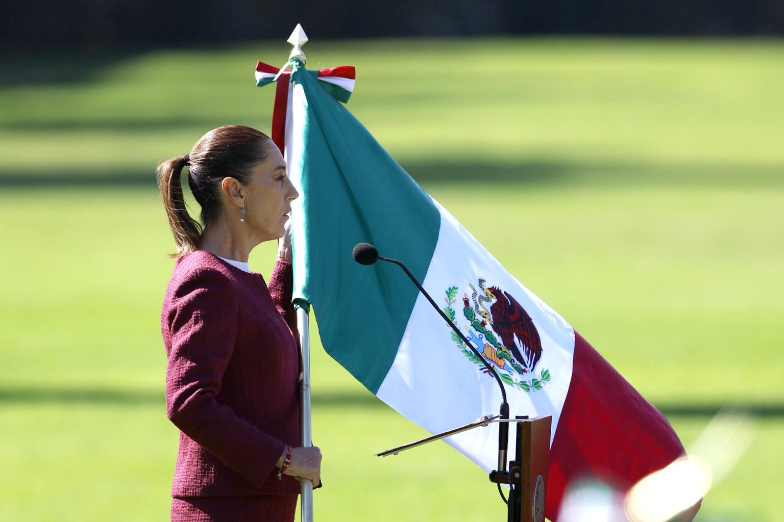 La presidenta de México, Claudia Sheinbaum, encabeza la ceremonia por el Día de la Bandera, este lunes en Ciudad de México (México). EFE/ Sáshenka Gutiérrez