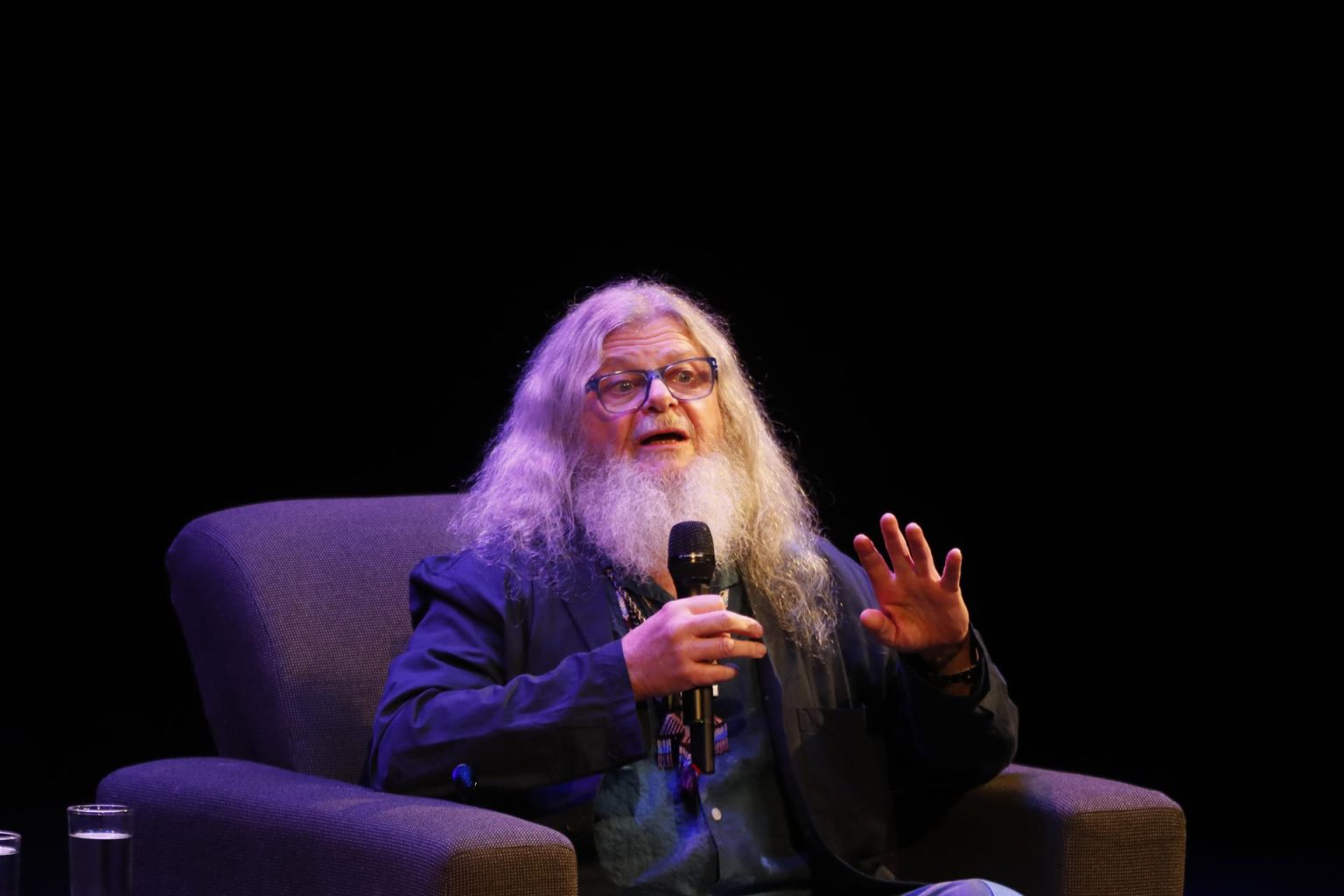 El músico y compositor argentino Gustavo Santaolalla habla durante una conferencia este viernes, en la décima edición de la Feria Internacional de la Música, en Guadalajara (México). EFE/ Francisco Guasco