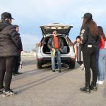 Fotografía del 5 de febrero de 2025 de integrantes de la llamada 'Patrulla comunitaria' recibiendo instrucciones antes de salir en un recorrido por los barrios de familias inmigrantes en San Diego, California (Estados Unidos). EFE/Manuel Ocaño