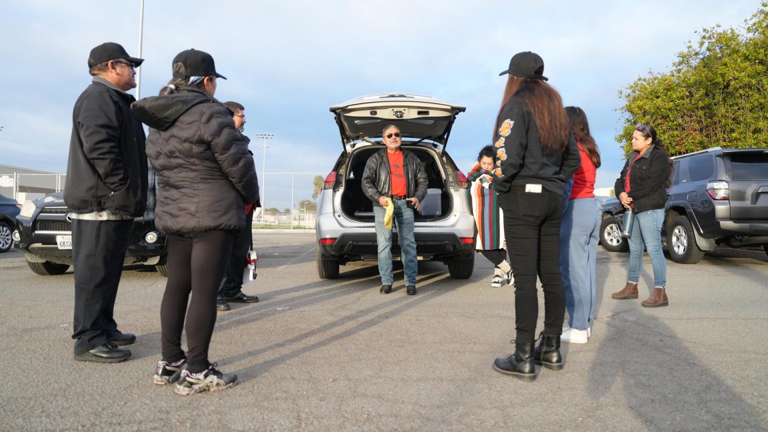 Fotografía del 5 de febrero de 2025 de integrantes de la llamada 'Patrulla comunitaria' recibiendo instrucciones antes de salir en un recorrido por los barrios de familias inmigrantes en San Diego, California (Estados Unidos). EFE/Manuel Ocaño