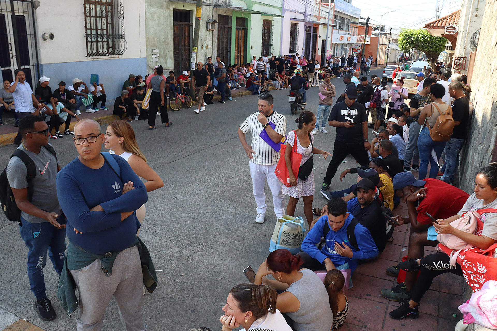 Migrantes se agrupan frente a una estación migratoria este lunes, en Tapachula (México). EFE/ Juan Manuel Blanco
