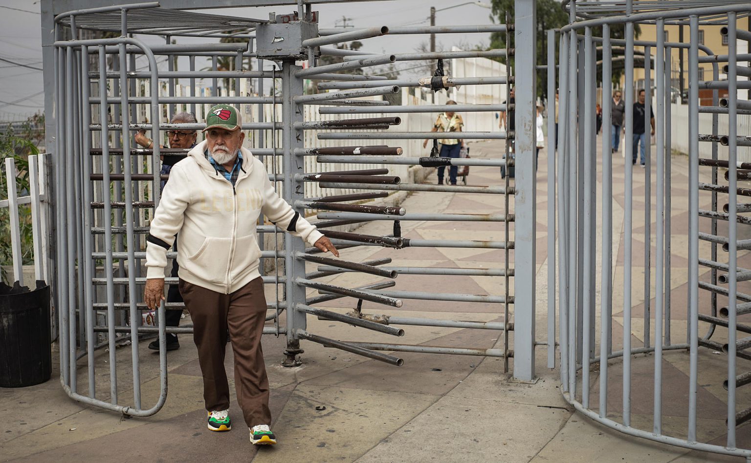 Personas de origen mexicoestadounidenses cruzan la frontera hacia México por la garita de San Isidro, en la ciudad de Tijuana, estado de Baja California (México). Imagen de archivo. EFE/ Joebeth Terríquez