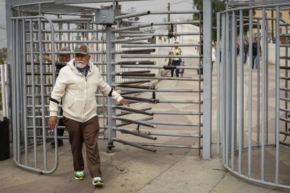 Personas de origen mexicoestadounidenses cruzan la frontera hacia México por la garita de San Isidro, en la ciudad de Tijuana, estado de Baja California (México). Imagen de archivo. EFE/ Joebeth Terríquez