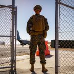 Fotografía del 14 de febrero de 2024 cedida por el Ejército de los Estados Unidos donde aparece un integrante del servicio militar estadounidense custodiando la entrada como parte de la Operación Guardia Sur en la Estación Naval de la Bahía de Guantánamo (Cuba). EFE/ ShaTyra Reed-Cox/ Ejército de los Estados Unidos /SOLO USO EDITORIAL /NO VENTAS /SOLO DISPONIBLE PARA ILUSTRAR LA NOTICIA QUE ACOMPAÑA /CRÉDITO OBLIGATORIO