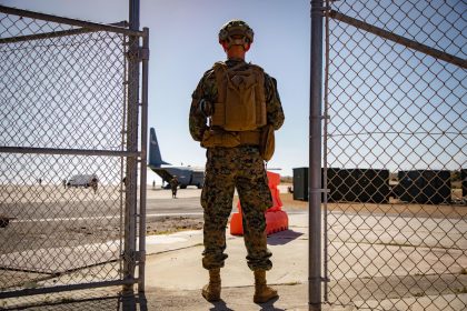 Fotografía del 14 de febrero de 2024 cedida por el Ejército de los Estados Unidos donde aparece un integrante del servicio militar estadounidense custodiando la entrada como parte de la Operación Guardia Sur en la Estación Naval de la Bahía de Guantánamo (Cuba). EFE/ ShaTyra Reed-Cox/ Ejército de los Estados Unidos /SOLO USO EDITORIAL /NO VENTAS /SOLO DISPONIBLE PARA ILUSTRAR LA NOTICIA QUE ACOMPAÑA /CRÉDITO OBLIGATORIO