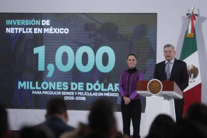 El director ejecutivo de Netflix, Ted Sarandos, habla durante la conferencia matutina de la presidenta mexicana, Claudia Sheinbaum, este jueves, en el Palacio Nacional de la Ciudad de México (México). EFE/ Isaac Esquivel