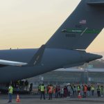 Migrantes guatemaltecos deportados de Estados Unidos descienden un avión de la Fuerza Aérea de los Estados Unidos a su llegada a la Ciudad de Guatemala (Guatemala). Archivo. EFE/ Mariano Macz