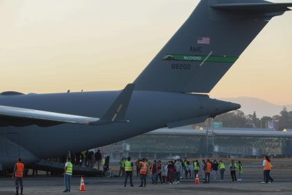 Migrantes guatemaltecos deportados de Estados Unidos descienden un avión de la Fuerza Aérea de los Estados Unidos a su llegada a la Ciudad de Guatemala (Guatemala). Archivo. EFE/ Mariano Macz