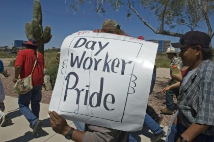 Imagen de archivo de representantes de la comunidad hispana e indígena de Arizona que participan en la "Marcha por los Derechos Humanos". EFE/Gary Williams