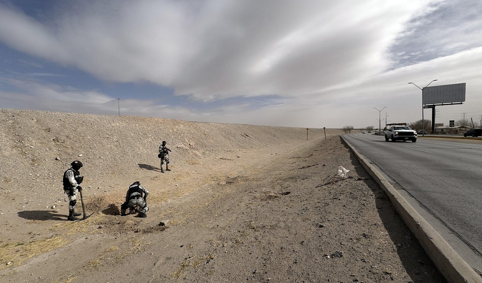 Elementos de la Guardia Nacional (GN), realizan un operativo de búsqueda de un segundo túnel en las cercanías del Río Bravo este miércoles, en Ciudad Juárez en Chihuahua (México). EFE/ Luis Torres