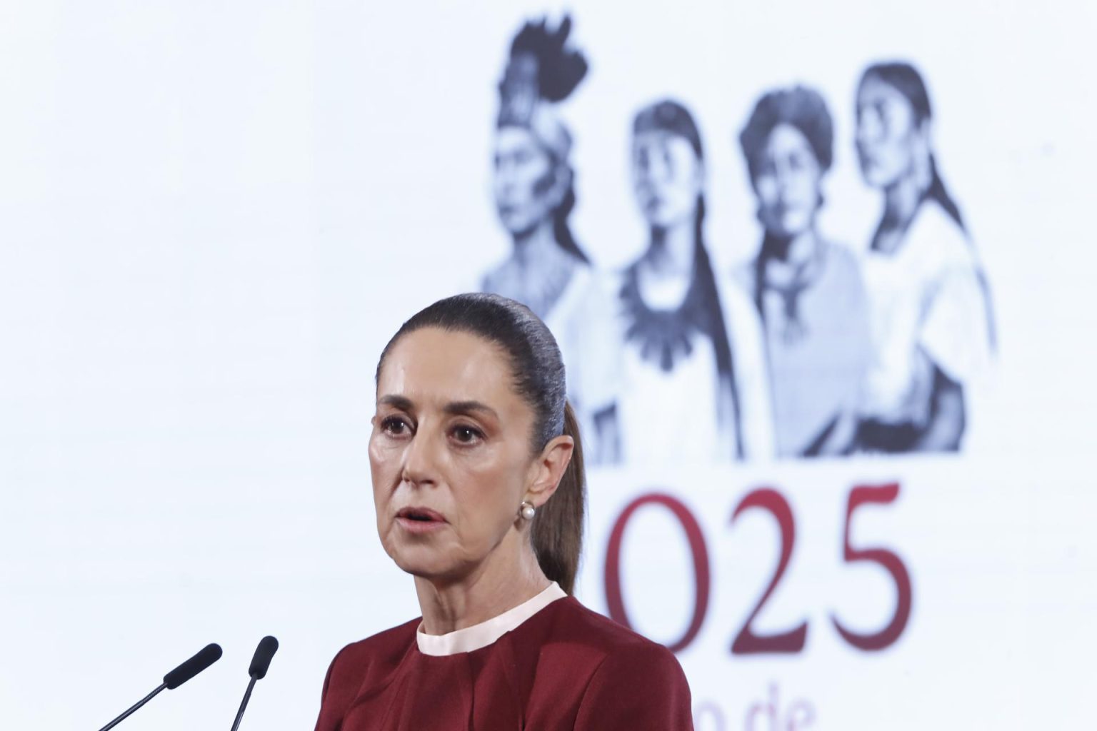 La presidenta de México, Claudia Sheinbaum, habla durante una rueda de prensa este jueves, en el Palacio Nacional en Ciudad de México (México). EFE/Mario Guzmán