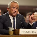 Fotografía de archivo del 29 de enero de 2025 de Robert F. Kennedy Jr., elegido por Trump para ser Secretario de Salud, hablando durante una audiencia en Washington (Estados Unidos). EFE/EPA/ALLISON DINNER