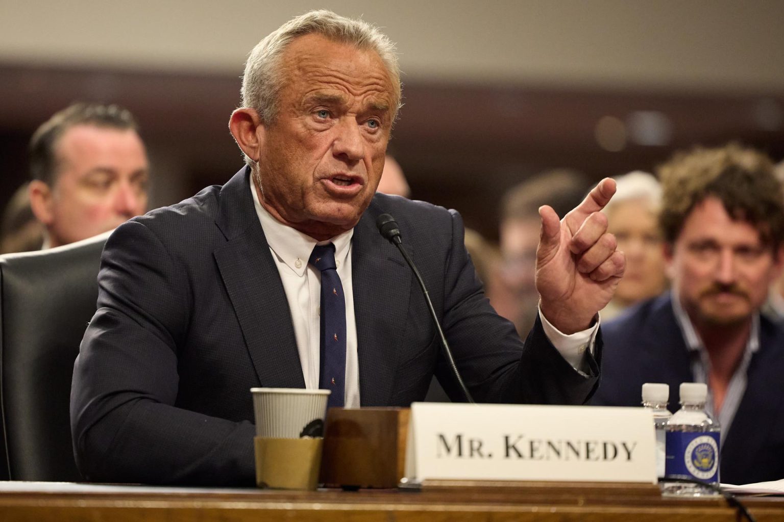 Fotografía de archivo del 29 de enero de 2025 de Robert F. Kennedy Jr., elegido por Trump para ser Secretario de Salud, hablando durante una audiencia en Washington (Estados Unidos). EFE/EPA/ALLISON DINNER