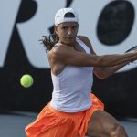 La tenista colombiana Emiliana Arango devuelve una bola frente a la eslovaca Rebecca Šramková este viernes, durante el Mérida Open AKRON 2025 en Yucatán (México). EFE/ Lorenzo Hernández