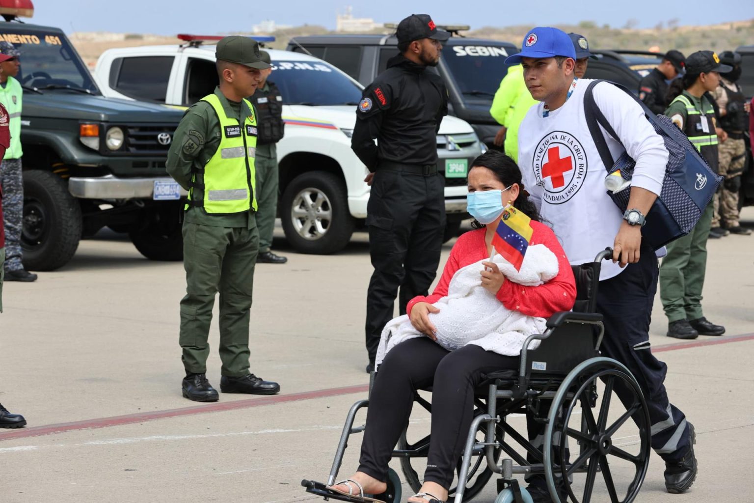 Fotografía cedida por el Ministerio de Interior, Justicia y Paz de Venezuela de la llegada de migrantes en el Aeropuerto Internacional Simón Bolívar este lunes, en Maiquetia (Venezuela). EFE/ Ministerio de Interior, Justicia Y Paz / SOLO USO EDITORIAL/ SOLO DISPONIBLE PARA ILUSTRAR LA NOTICIA QUE ACOMPAÑA (CRÉDITO OBLIGATORIO)