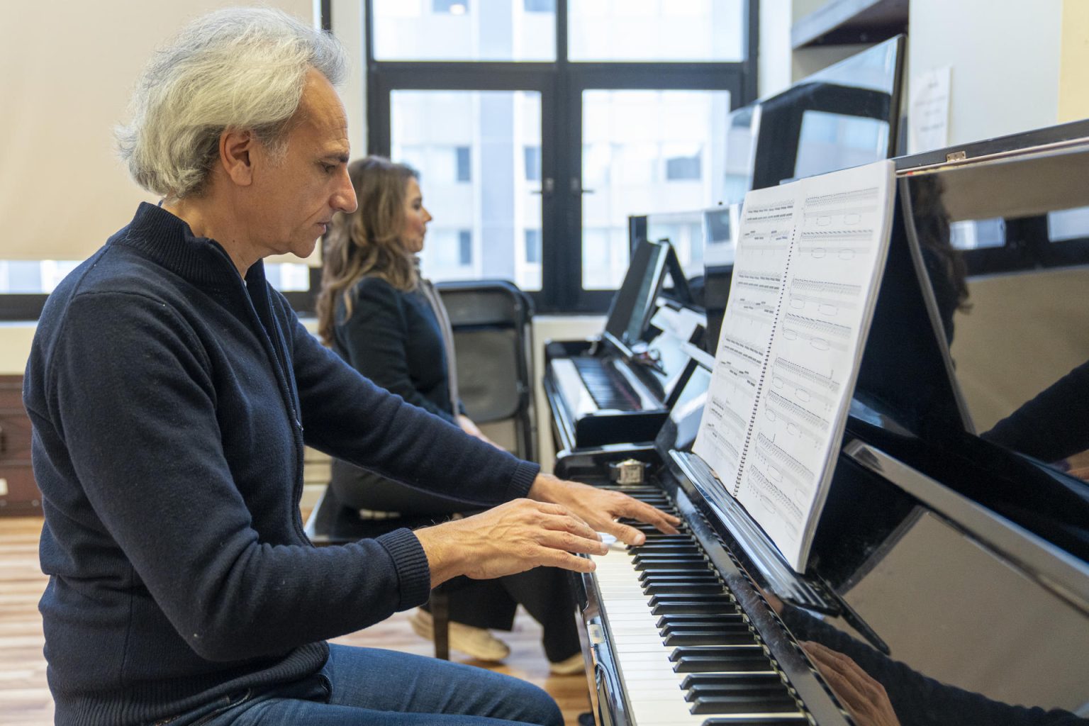 El compositor y director de orquesta español, Pedro Halffter, toca piano durante un ensayo para la presentación de la opera Klara, de la cual es autor, este miércoles en Nueva York (Estados Unidos). EFE/ Angel Colmenares