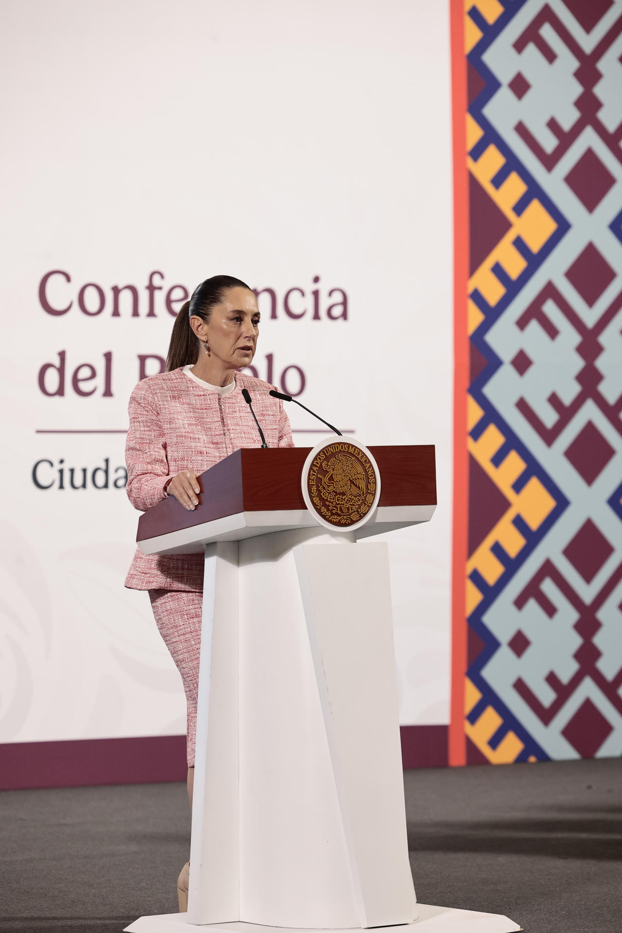 La presidenta de México, Claudia Sheinbaum, participa este martes durante su conferencia de prensa matutina  en Palacio Nacional en la Ciudad de México (México). EFE/José Méndez
