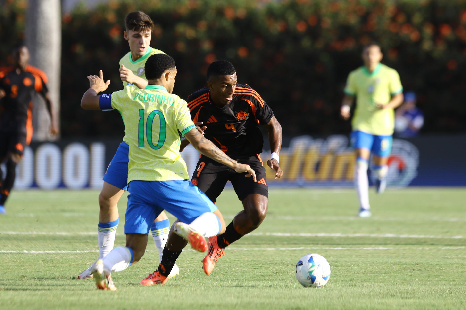 El colombiano Alejandro Villarreal (d) disputa el balón con el brasileño Pedro Silva durante el partido que el equipo Cafetero ganó por 0-1 en el cierre de la fase de grupos del Campeonato Sudamericano Sub-20 jugado en el estadio Polideportivo Misael Delgado de la ciudad venezolana de Valencia. / Juan Carlos Hernández
