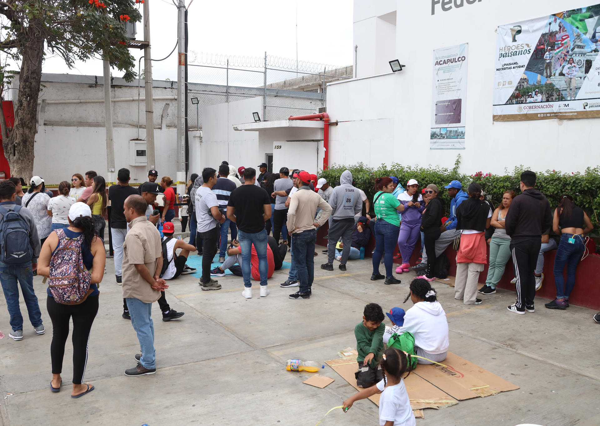 Migrantes, en su mayoría venezolanos, hacen fila en una estación migratoria este sábado en el municipio de Tuxtla Gutiérrez (México). EFE/ Carlos López
