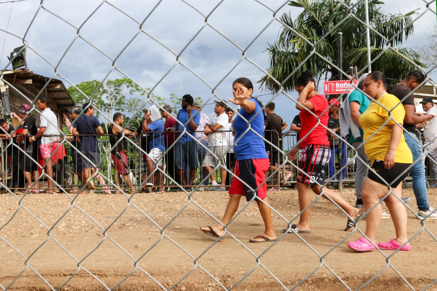 Migrantes caminan por la estación de recepción migratoria Lajas Blancas en Darién (Panamá). Archivo. EFE/ Moncho Torres