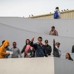 Imagen de archivo de migrantes deportados que saludan en el puerto fronterizo de El Chaparral, este miércoles en Tijuana (México). EFE/ Joebeth Terríquez