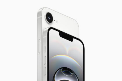 Fotografía cedida por Apple donde se muestran dos nuevos iPhone 16e que tiene "una batería de larga duración, un rendimiento rápido impulsado por el chip A18 de última generación, un innovador sistema de cámara 2 en 1 y Apple Intelligence", según dijo la vicepresidenta de marketing mundial de productos iPhone de Apple, Kaiann Drance, en un comunicado hoy.