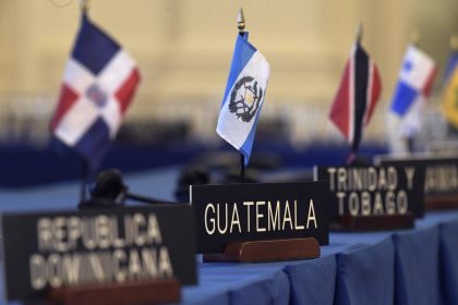 Fotografía de una placa del sitio reservado a Guatemala durante una sesión protocolar del Consejo Permanente de la Organización de Estados Americanos (OEA) celebrada en la sede del organismo en Washington (Estados Unidos). Imagen de archivo. EFE/ Lenin Nolly