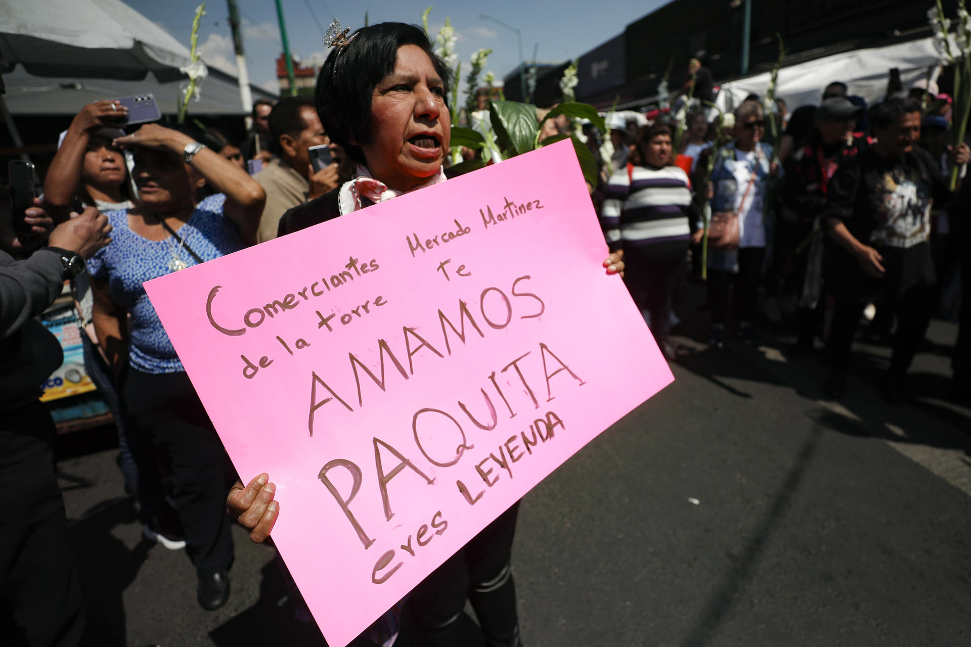 Una simpatizante de la cantante mexicana, Paquita la del Barrio, sostiene un cartel durante un recorrido en su honor este viernes, en el mercado Martínez de la Torre, en Ciudad de México (México). EFE/ Isaac Esquivel
