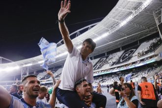 El entrenador de Racing, Gustavo Costas, luego de ganar la final de la Recopa Sudamericana ante Botafogo en Río de Janeiro (Brasil). EFE/ Andre Coelho