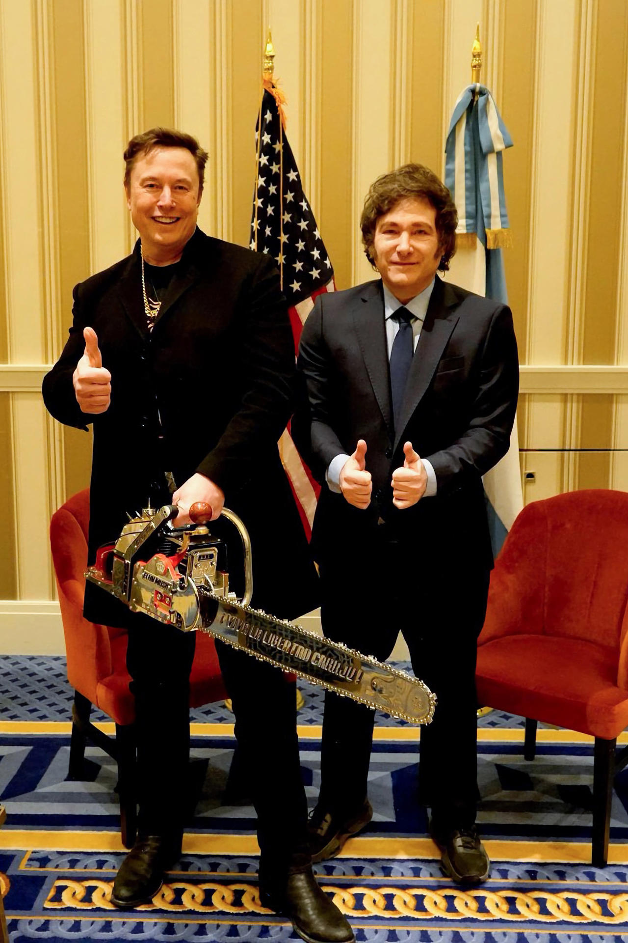 Fotografía tomada de la cuenta oficial en la red social X (@OPRArgentina) de la Oficina del Presidente de la República Argentina donde aparece el presidente, Javier Milei, junto al empresario y director del Departamento de Eficiencia Gubernamental de La Casa Blanca, Elon Musk (i), quien sostiene una motosierra durante la Conferencia de Acción Política Conservadora (CPAC) celebrad el 20 de febrero en Washington. EFE/@OPRArgentin /SOLO USO EDITORIAL /NO VENTAS /SOLO DISPONIBLE PARA ILUSTRAR LA NOTICIA QUE ACOMPAÑA /CRÉDITO OBLIGATORIO