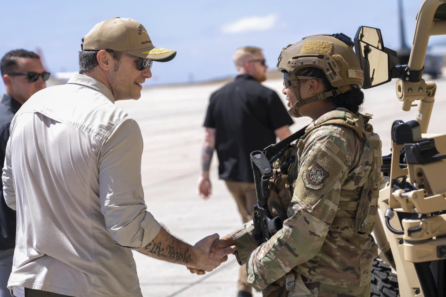 Fotografía publicada por el secretario de Defensa de Estados Unidos, Pete Hegseth (i), en su cuenta oficial de la red social X @PeteHegseth saludando a una militar este martes, en la base de Guantánamo (Cuba). EFE/ @petehegseth /SOLO USO EDITORIAL/NO VENTAS/SOLO DISPONIBLE PARA ILUSTRAR LA NOTICIA QUE ACOMPAÑA (CRÉDITO OBLIGATORIO)