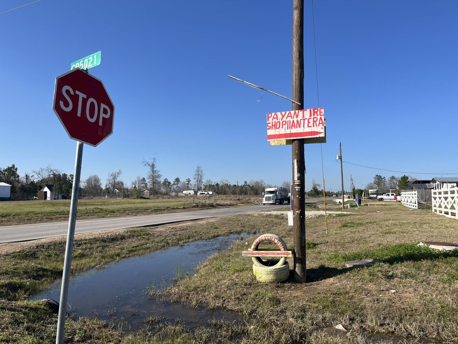 Fotografía del 25 de febrero de 2025 que muestra una carretera vacía en la localidad de Colony Ridge, al noreste de Houston, Texas (EE.UU.). EFE/Alejandra Arredondo