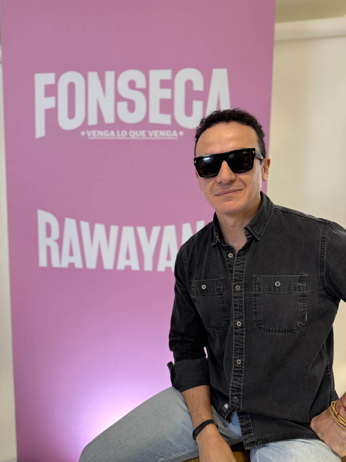 El cantante colombiano, Fonseca, posa durante una entrevista con EFE este miércoles, en Miami (Estados Unidos). EFE/Alicia Civita
