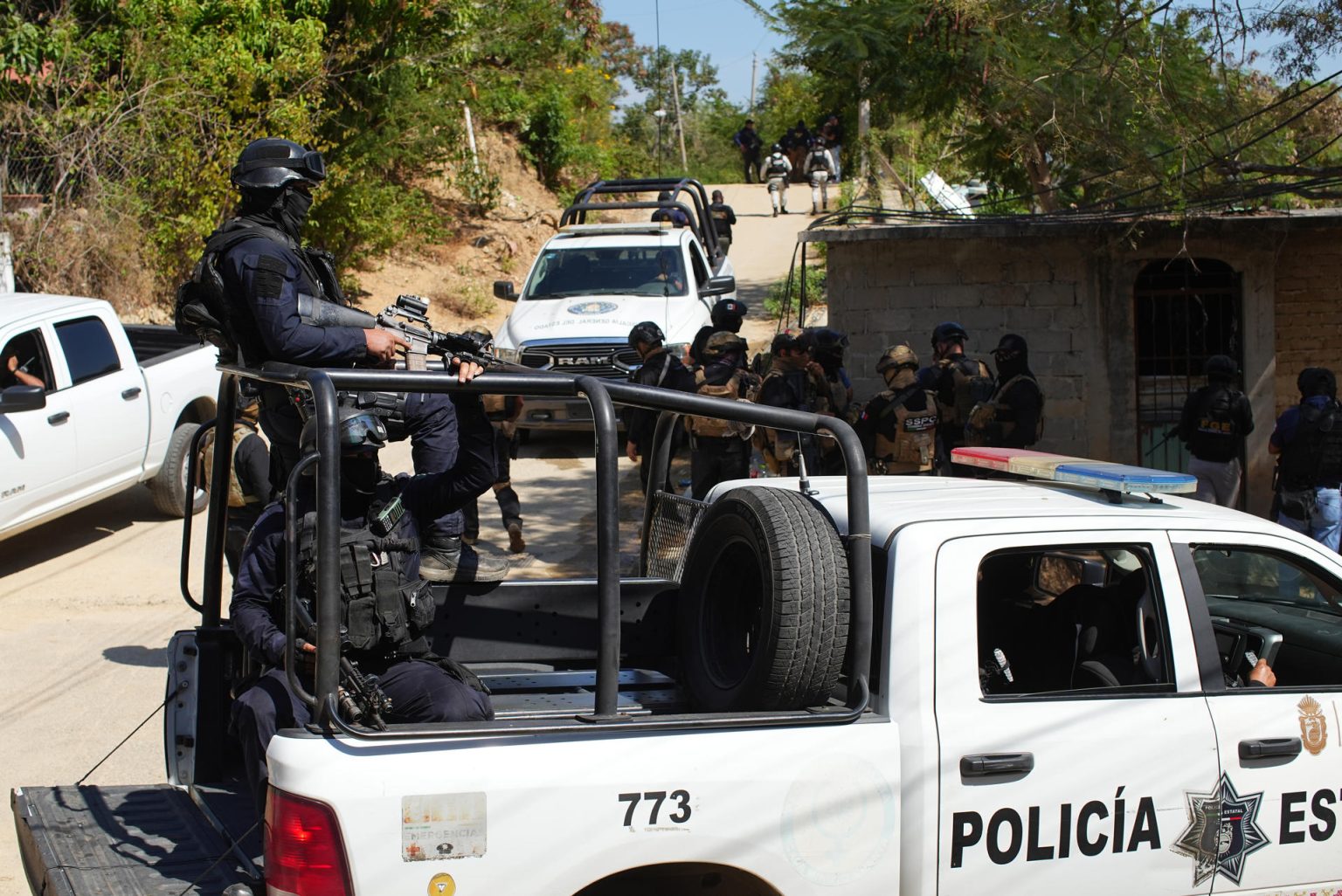 Fotografía de archivo del 29 de enero de 2025 de integrantes de la Policía Estatal y de la Guardia Nacional (GN) patrullando una calle en Acapulco (México).EFE/ David Guzmán