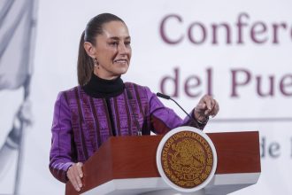 La presidenta de México, Claudia Sheinbaum, habla durante una rueda de prensa este jueves, en el Palacio Nacional, en Ciudad de México (México). EFE/Isaac Esquivel