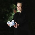 El fundador de Tesla y propietario de X, Elon Musk con un Air Force One de peluche a su llegada a la Casa Blanca en Washington, Estados Unidos. EFE/ Aaron Schwartz / Pool