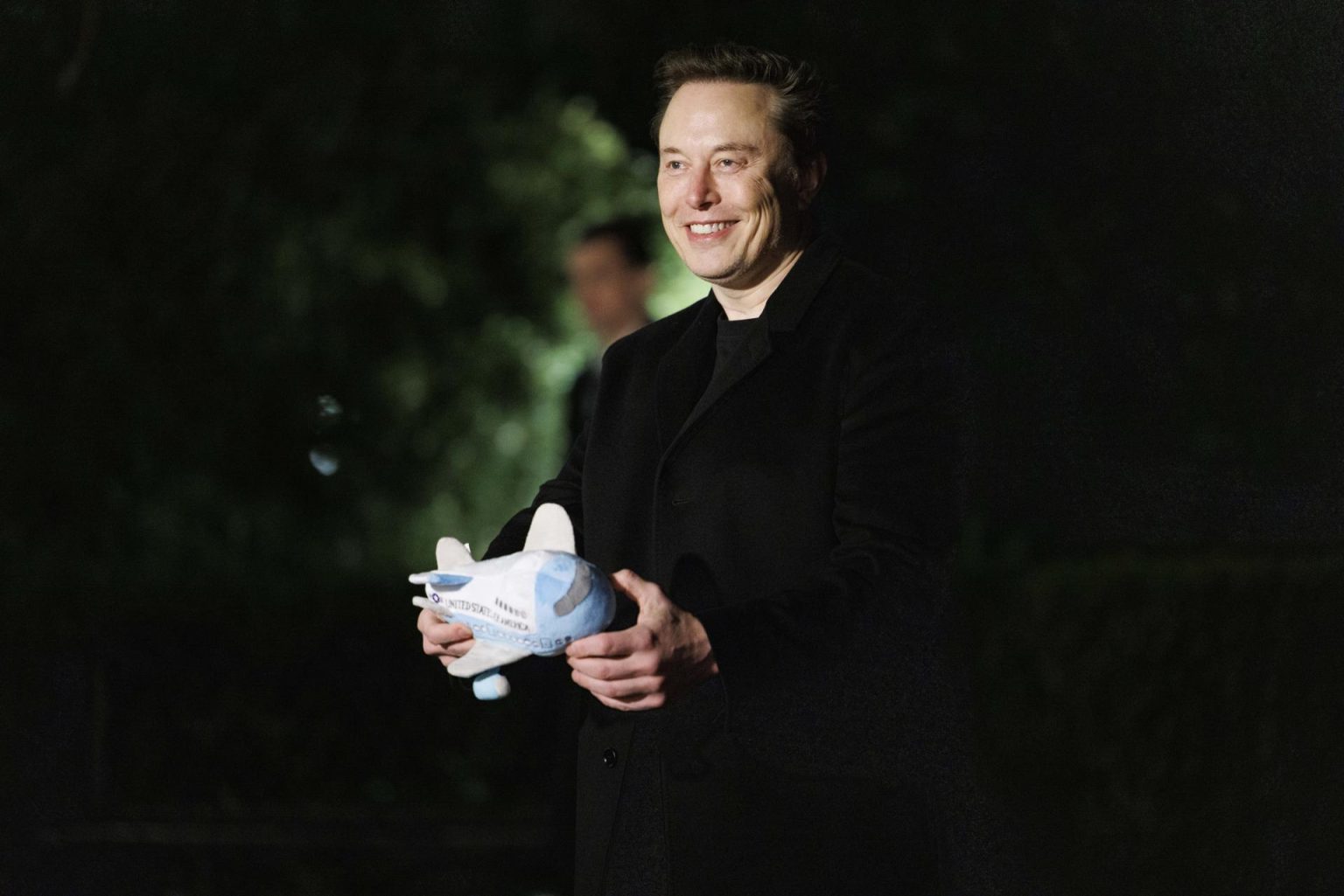 El fundador de Tesla y propietario de X, Elon Musk con un Air Force One de peluche a su llegada a la Casa Blanca en Washington, Estados Unidos. EFE/ Aaron Schwartz / Pool