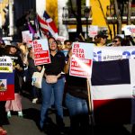 Varias personas protestan en contra de la política migratoria del presidente de Estados Unidos, Donald Trump, este jueves, en San Juan (Puerto Rico). EFE/ Thais Llorca